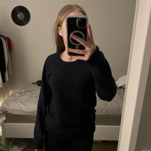 stickad tröja - mörkblå stickad tröja som ej kommer till användning!