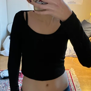 Svart långärmad  - En svart långärmad tröja från monki, jag köpte den dock secondhand. Det står storlekar S men jag skulle snarare säga att den passar XS ❤️