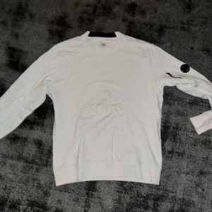 C.P.COMPANY TRÖJA OANVÄND - Oanvänd tröja i perfekt skick, Ganska liten i storleken så passar L