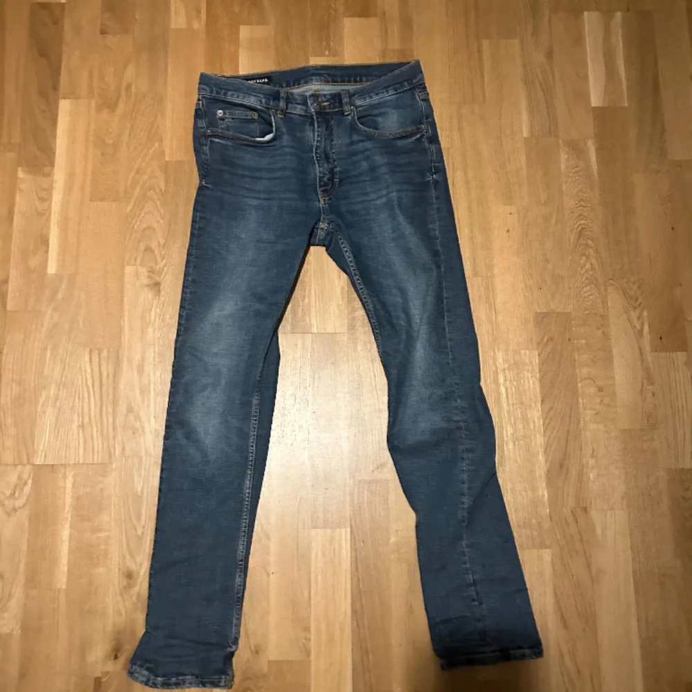 Hej säljer mina J.Lindeberg jeans eftersom jag aldrig använder de. Skick 9/10 köpt för 1500 säljer de för 550 pris kan diskuteras, skriv om ni har fler frågor.. Jeans & Byxor.