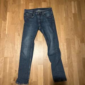 Hej säljer mina J.Lindeberg jeans eftersom jag aldrig använder de. Skick 9/10 köpt för 1500 säljer de för 550 pris kan diskuteras, skriv om ni har fler frågor.