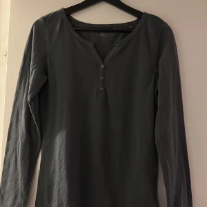 Långärmad tröja med knappar 🫶 - Riktigt unik fin långärmad tröja med blanka lila-grå knappar, i samma stuk som den ikoniska brandy tröjan 🫶 Är i storlek S och passar Xs-M bra beroende på vilken passform man vill ha (: hör av dig om frågor / bilder! 