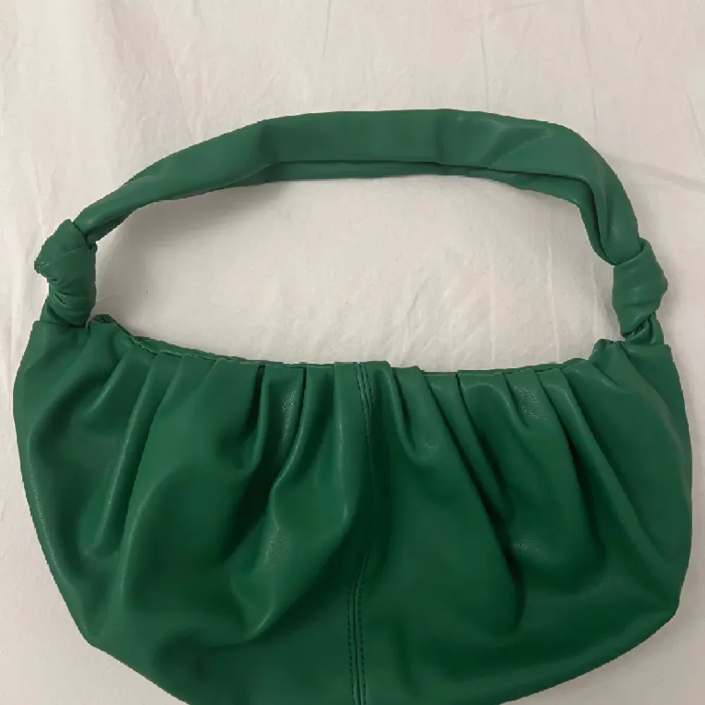 Superfin grön väska från Ginatricot💚 sparsamt använd så i väldigt bra skick! Skriv för egna bilder☺️ (lånade bilder) . Väskor.