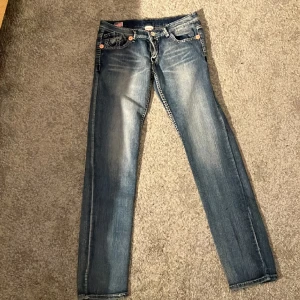 Blå True Religion - Storlek 32/32 kvinnostorlek. Hela och rena. 