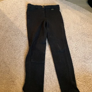 Svarta ridbyxor❤️ - Ett bar svarta ganska basic ridbyxor men har ändå gulliga små detaljer💕 Är använda ett bar gånger men har inga defekter🫶🏻 Är från märket CRW❤️ Står ingen storlek men skulle säga att det är en 150