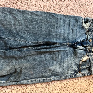 Snygga blåa utsvängda jeans - Lite ”baggy” blåa jeans som passar till allting.  Säljs för dem har blivit för små tyvärr.