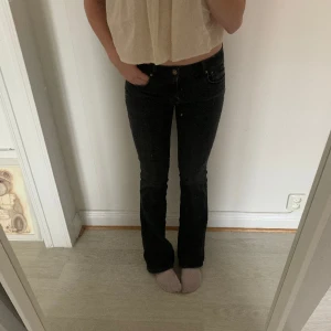 Low waist bootcut - Low waist bootcut jeans från zara i fint skick. Har ett hål vid skrevet som är laget och som knappt syns. Storleken är 40 men passar även mig som har 38🙌