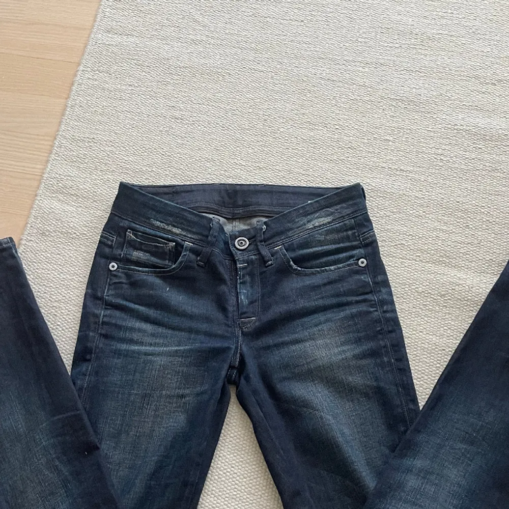 Sjukt coola Lågmidjade jeans från g-star. Inga defekter men har slitningar som är del av designen. Säljer då de tyvär blivit försmå.🤗  midjemått: 34 cm  innerbenslängd: 83 cm. Jeans & Byxor.