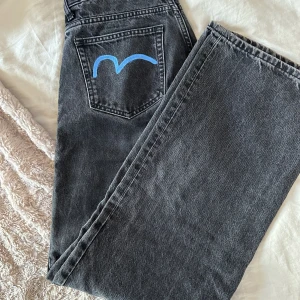 Jeans  - Feta jeans från lager 157 med målade fickor bak. De är i fint skick. Jag är ca 172 cm, och de är lite långa på mig. Men de är snyggt, men går säker även att sy upp. I storleken M, men skulle säga att de passar s-m då de är snygga som low waist. 