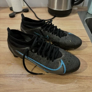 Nike Fotbollsskor - Nike Mercurial Vapor 14 Pro Nypris 1600 kr. Säljer för 800, kan diskuteras vid snabb affär😀