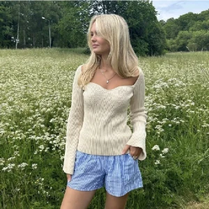 Ribbad topp - Säljer denna superfina ribbade toppen från hm! Storlek L, men tajt.  Aldrig använd, nyskick! 