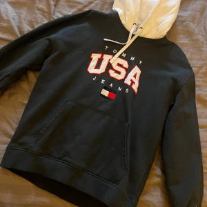 Tommy Hilfiger Hoodie - En mörkgrön hoodie från TH, är nåt smuts vid nacken i luvan som inte går bort därav priset, men ingenting som syns när den bärs!💯 Annars 8/10👌🏼