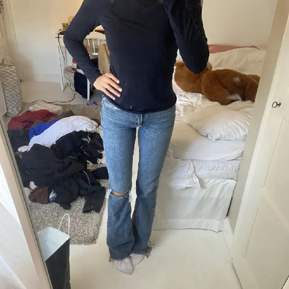 Jättesnygga jeans från Gina tricot som inte säljs längre. Jag har sytt om dem till lågmidjade men det syns  ingenting när man har på sig dem. Bilder från förra säljaren.💗. Jeans & Byxor.