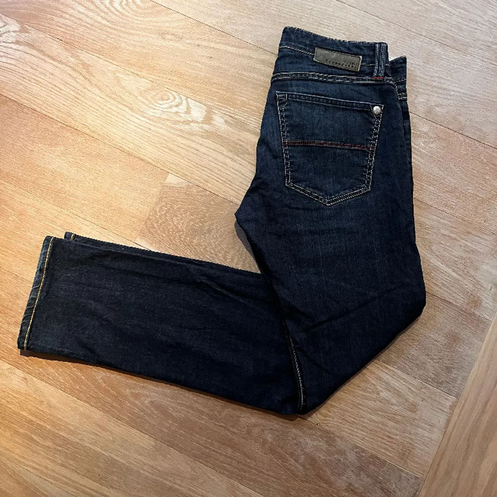 Ett par feta mörkblå slim jeans från Tramarossa som passar riktigt bra nu till vintern. De har använts varsamt och är i mycket gott skick. Storlek 31, modellen på bilden är 181 och väger 71kg. Nypris 3700 - vårt pris 395. Jeans & Byxor.