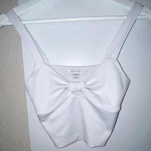 Vit topp 🎀 FRI FRAKT - Söt vit topp, knappt använd men har nått svagt märke på sig (syns på alla bilder men det är väldigt svagt så märks knappt, går nog bort lätt i tvätt men är mitt i en flytt så har ej haft tid)🩷  Går att få paketpris & diskutera pris! 
