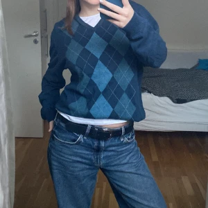 Mörkblå argyle tröja - Säljer min väldigt fina mörkblåa tröja med argyle mönster. Varm och mysig, perfekt till vintern!