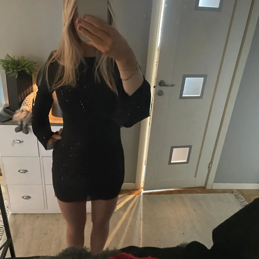 Säljer denna glitterklänning i svart, jag är 167 cm lång och den sitter bra i längden på mig. Aldrig använd 💞. Klänningar.