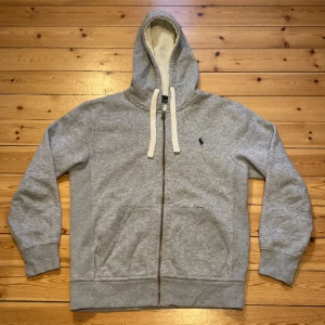 Polo Ralph lauren zip hoodie  - En mycket fin Ralph lauren zip hoodie i mycket bra skick. Storlek M men funkar bra för S och L med. Herrstorlek.