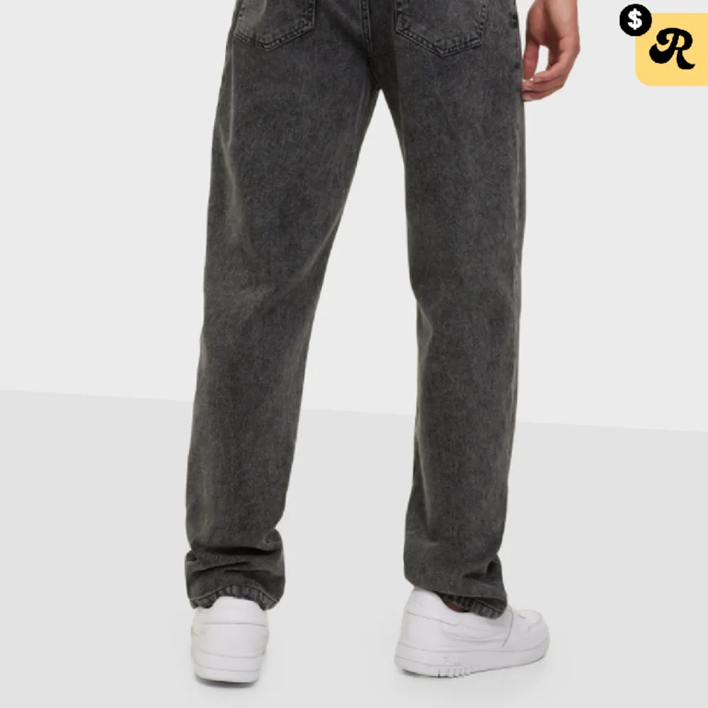 Relativt oanvända jeans från Woodbird. Felfri. Stlk 31/32. Baggy jeans. Köpt för 900kr från Nlyman  50% rabatt. Jeans & Byxor.