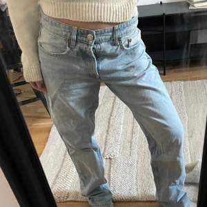 Jättefina jeans köpte här ifrån plick, storlek 36. Tyvärr inte min stil men superfina om man till exempel har copenhagen style 😍🧸🪩🕺Lite stora för mig och har normaltvis 34. Längden är dock väldigt bra och är drygt 160. Inga defekter❤️