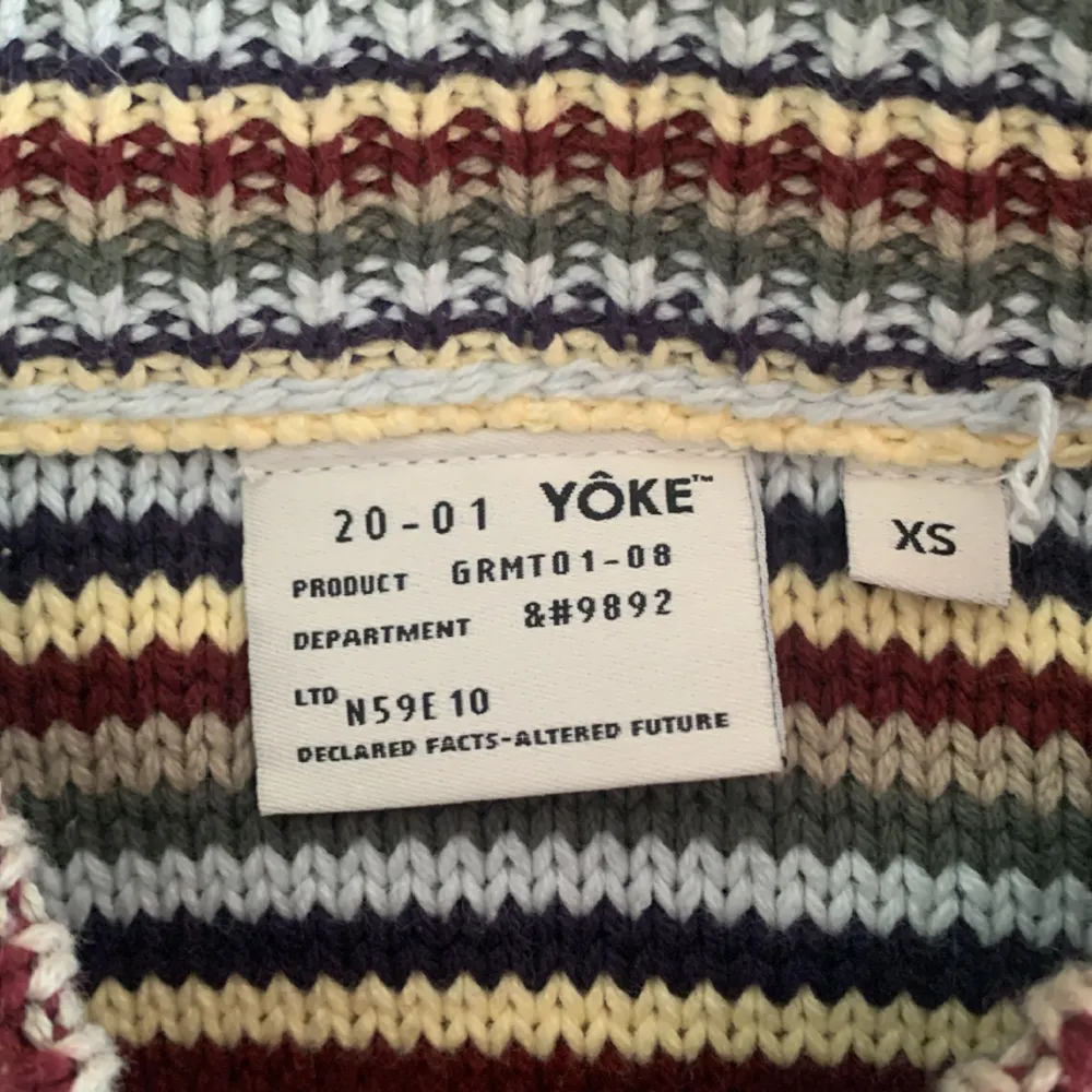 Jättebra skick, inga fel. Köpt från YOKE, är stor i storleken så om du har S eller t.om kanske M kan du ha denna. Häftig tröja som är skön. Nypris 699kr. Stickat.