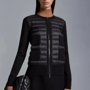 Moncler cardigan  - Säljer min moncler cardigan i nyskick som inte köptes för så länge sedan. Slutsåld i mörkblå på hemsidan och svår att få tag på. Storlek M och sitter som en S/M. Skriv för frågor 💗💗