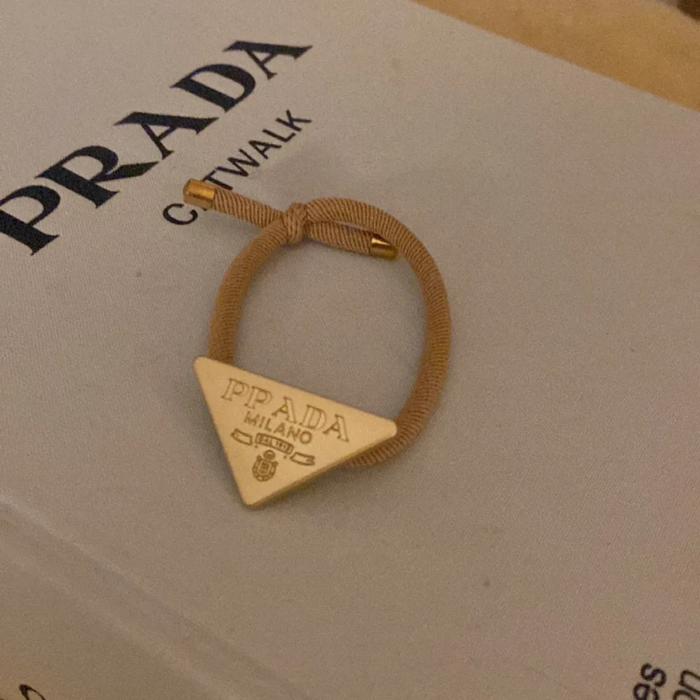 Oanvänt  armband inspirerat av Prada! Perfekt som hårband eller snyggt armband!. Accessoarer.