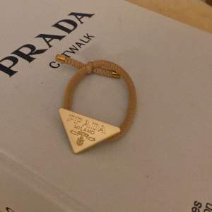 Oanvänt  armband inspirerat av Prada! Perfekt som hårband eller snyggt armband!