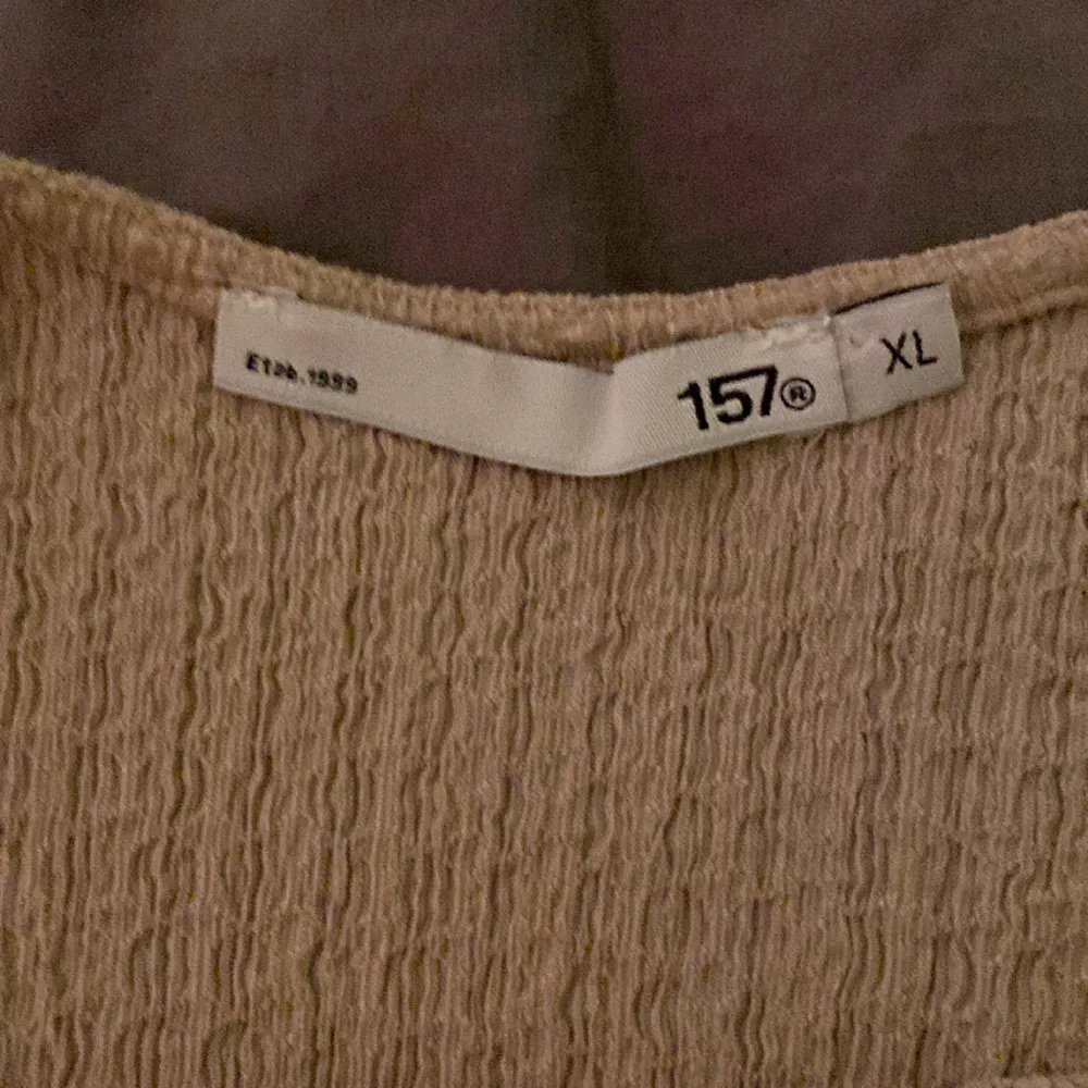 En fin stocholmsitl tröja aldrig använd det står XL men passar M om ni vill ha bild så skriv privat den är väldigt skön också den är beige brun . T-shirts.