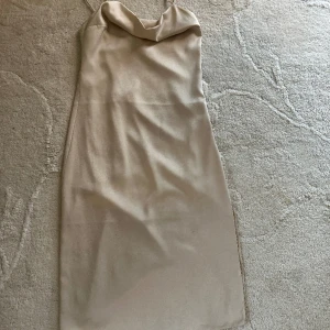 Satinklänning - Satinklänning från NAKD i storlek 36. Perfekt för bal eller andra festtillfällen. Har tyvärr en liten fläck men är ganska säker på att det är smink så det går nog att få bort det🫶🏻💕