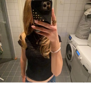 Fest topp - Säljer denna skit fina topp från zara. Lägger upp annonsen igen pågrund av oseriösa köpare! Skit snyggt att ha till fest elr bara t vardagen! Köpte i London💕💕 