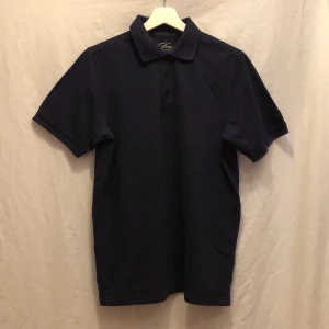 Piké marinblå  - Bra skick inga slitningar eller defekter. Storlek M, marinblå.