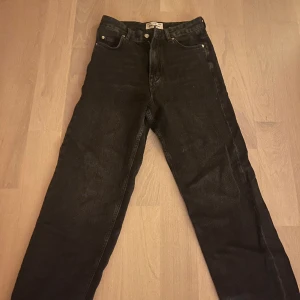 Jeans - Säljer nu dessa feta jeansen pga dem bara legat i garderoben utan användning på ett tag, använda max 5 gånger. Storlek 36