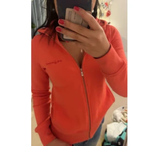 Sail racing zip up - Perfekt mjuk och skön äkta sail racing zip up. Köptes för ganska länge sedan men har aldrig riktigt används för det inte är min stil. Priset går att diskuteras vid snabb affär!💕