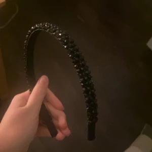 Glittrigt diadem - Glittrigt svart diadem, nyskick, säljer pågrund av att den inte kommer till användning och jag tycker inte om hur den ser ut på mig💗