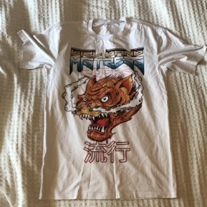 Tröja med tryck - Står inuti small, men sitter mycket större. Osäker men skulle säga L. Skriv privat för mått.