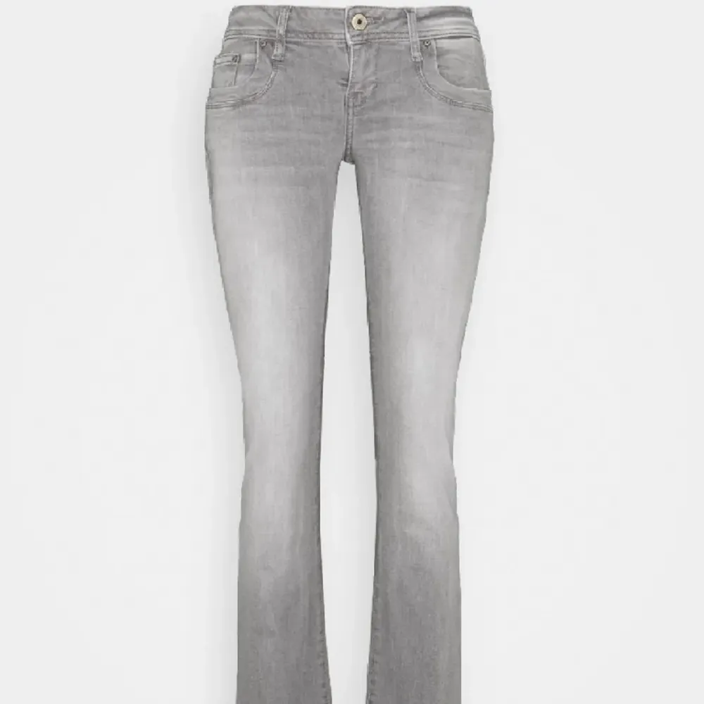 Säljer dessa fina ltb jeans i storleken 28/30, passar mig bra i längden som är ca 165! Kan även tänka mig byta till ett par i strl 25/30-26/30. Jeans & Byxor.