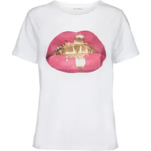 Säljer min T-Shirt från Sofie Schnoor, den är superfin men kommer inte till användning längre. Nypris ca 600kr💕💘👄