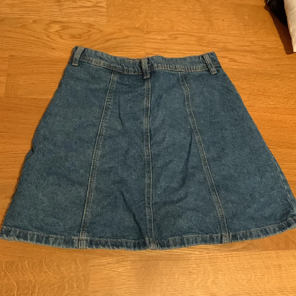Jeans kjol från H&M med knappar💗. Kjolar.