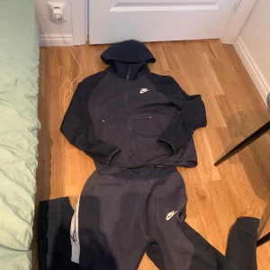 Old Season Nike Tech Fleece - Tja! Säljer denna tracksuit för ett rimligt pris eftersom jag bara använt den 1 gång. Hoodien är storlek S och byxorna storlek M