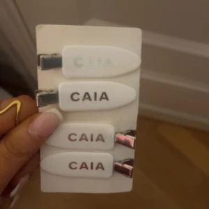 Caia hair clips  - Nu säljer jag mina helt nya oanvända caia hair clips, jag säljer pågrund av att ha köpt fel vara 💓