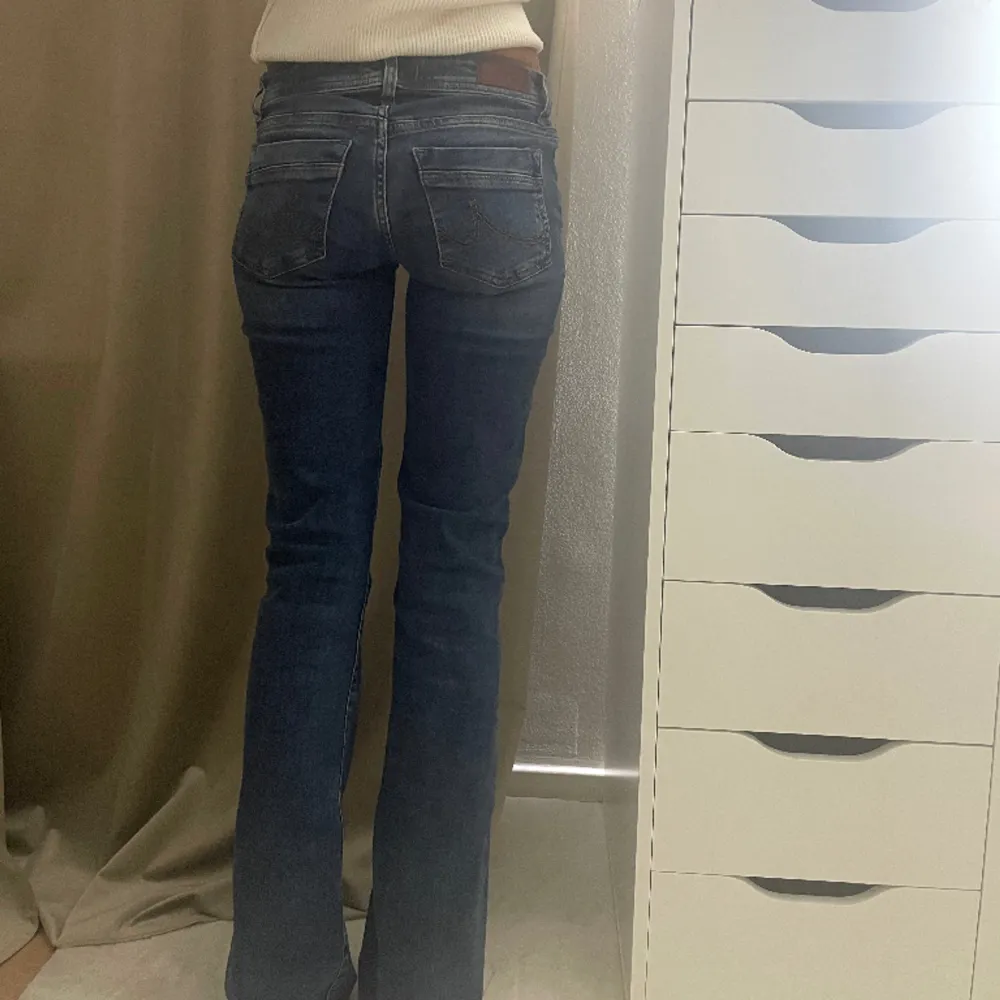Populära o eftertraktade LTB bootcut lågmidjade jeans ”Valerie” i blått som inte kommer till någon användning, använd fåtal gånger och är näst intill nyskick💗midjemåttet: 61cm innerbenslängd: 81cm💓. Jeans & Byxor.