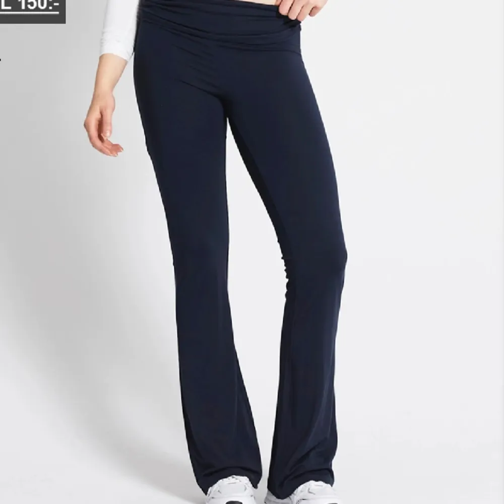 Byxor från Lager 157 i modell Noelle ! Ser EXAKT likadana ut som Gina tricot byxorna ❣️❣️ använda en gång då jag skulle ha de tillsammans med en mörkblå tröja, men de va tyvärr inte samma nyans ❣️ Passar xs-s ❤️ PRIS KAN DISKUTERAS . Jeans & Byxor.