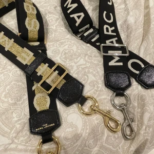 Marc jacobs - Jätte fina band som gör det lilla extra till din outfit! Båda är i fint skick, bara insidorna på krokarna som man ser tecken på användning. Köpta hos raglady