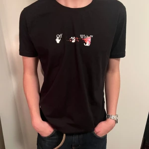 Off white t-shirt - En fet off-white t-shirt i nyskick, bara använd 3-4 gånger. Storlek M och nypris runt 2000kr, köpt från miinto för ungefär 6 månader sedan, men säljer den för ett riktigt bra pris 500kr.  OBS! vid snabb affär kan jag gå ner i pris.