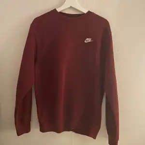 Säljer denna skitsnygga vinröda Nike tröjan. Säljer för 150 då den fått en liten fläck och osäker på om den går bort. Se bild 2.😊
