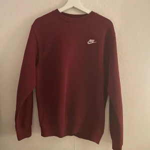Nike tröja  - Säljer denna skitsnygga vinröda Nike tröjan. Säljer för 150 då den fått en liten fläck och osäker på om den går bort. Se bild 2.😊