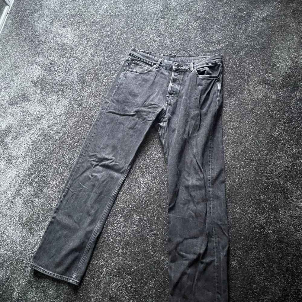 Vanliga byxor från Weekday  Storlek 32/32  Använda 1 gång . Jeans & Byxor.