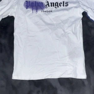 Palm angelz t-Shirt  - Fin vit t-shirt i väldigt bra skick 