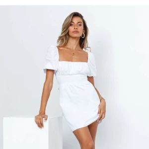 Vit klänning - Säljer denna superfina klänning från Dennis Maglić i storlek M! Klänningen är helt oanvänd och har prislappen kvar! Köpte den för 899 men säljer för 600+frakt🌟Hör av dig vid intresse så kan pris diskuteras!